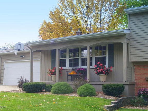 4th image of 2117 Negaunee Dr SE