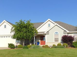 918 Centre Dr, Petersburg, IL 62675