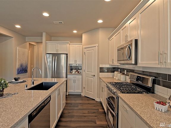Photos are of a previous community and are for illustration purposes only to reflect typical floor plan. May depict seller enhancements. Colors, finishes and options may vary.