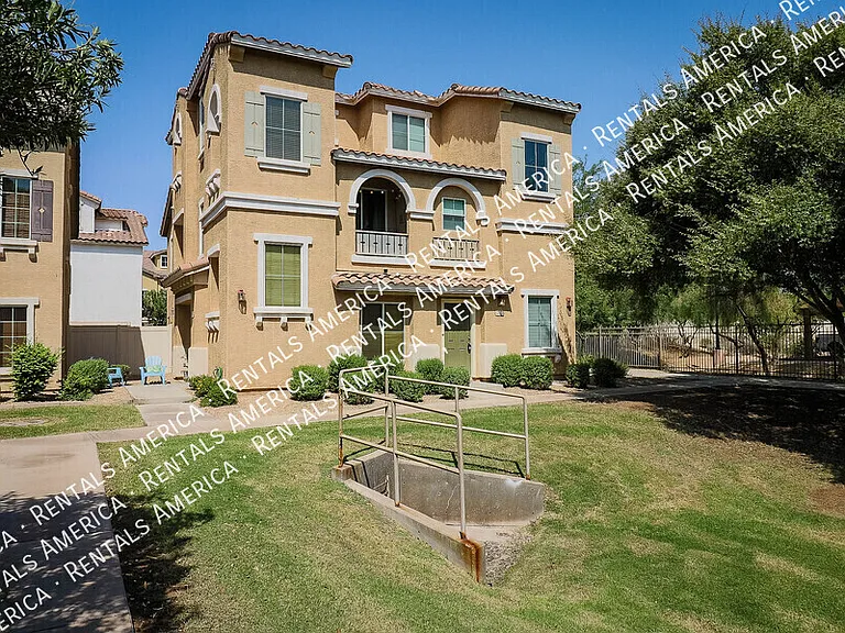 747 N Port Dr — Photo 3