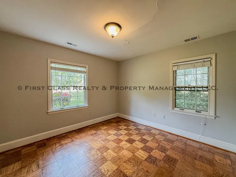 500 Ashworth Rd — Photo 32