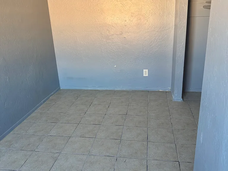 2615 W Morten Ave #D — Photo 6
