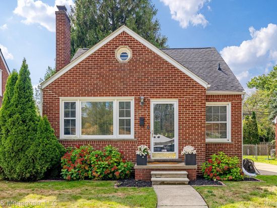 2021 Allard Ave, Grosse Pointe Woods, MI 48236