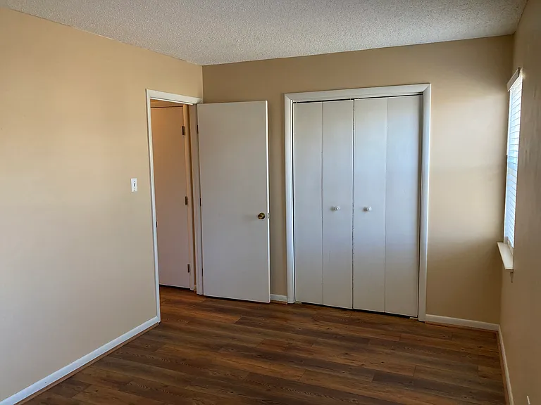 436 Queensway Rd — Photo 35