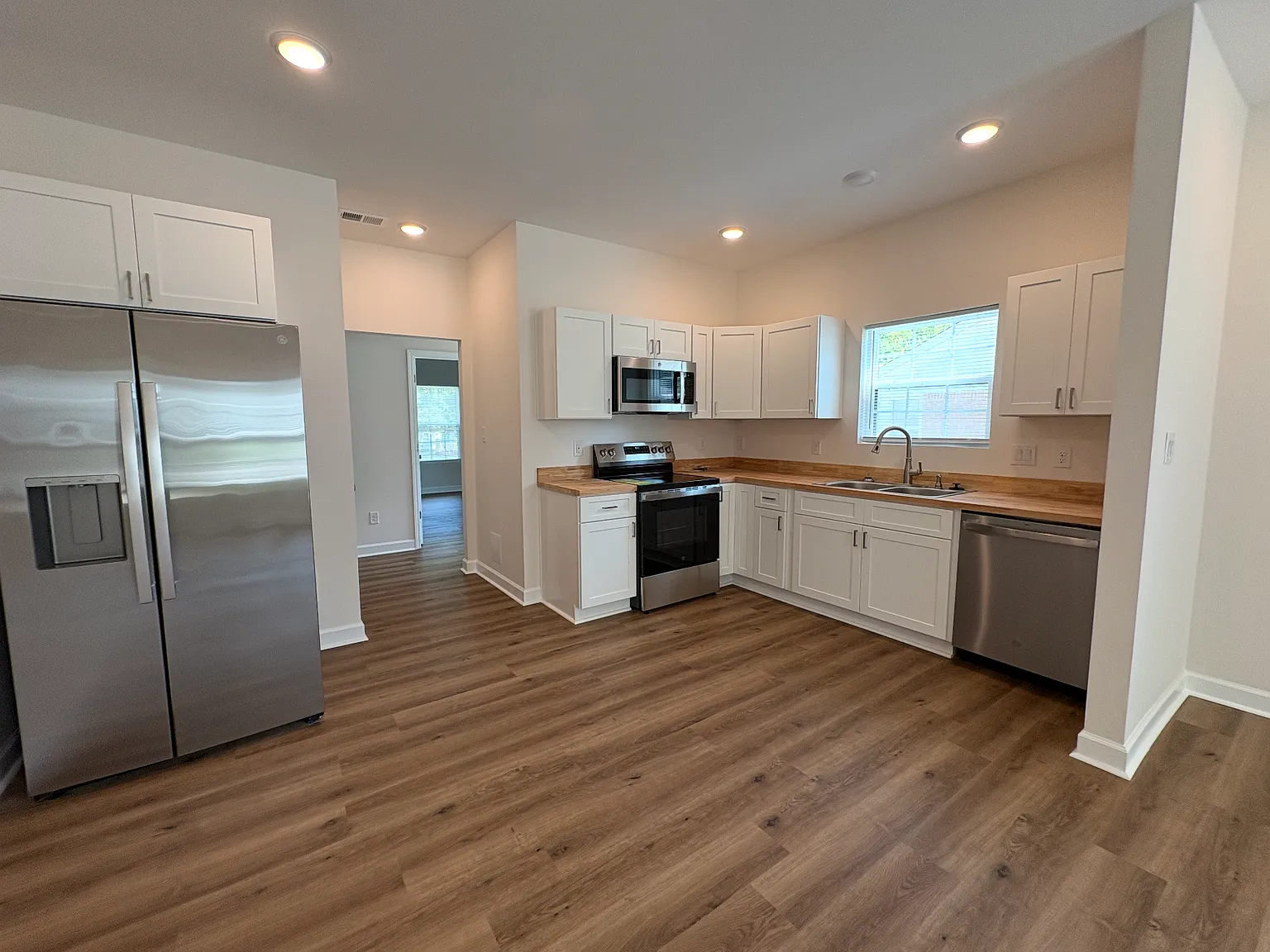 3 bed, 2.5 bath, 1300 sqft, $2,000 — Photo 3