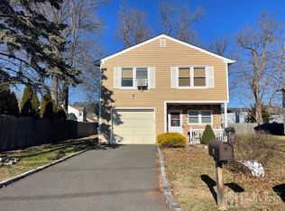 6 Whitney Dr, Middlesex, NJ 08846