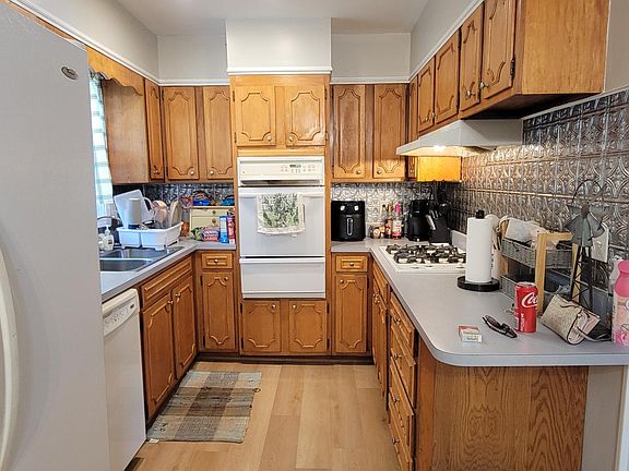 3rd image of 104 Deblynn Ct
