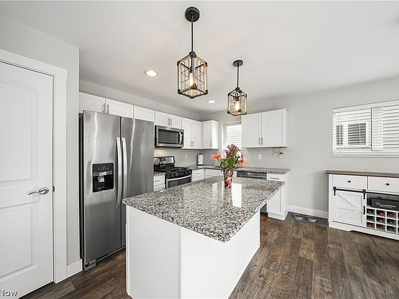 3rd image of 1010 Ashwood Ln