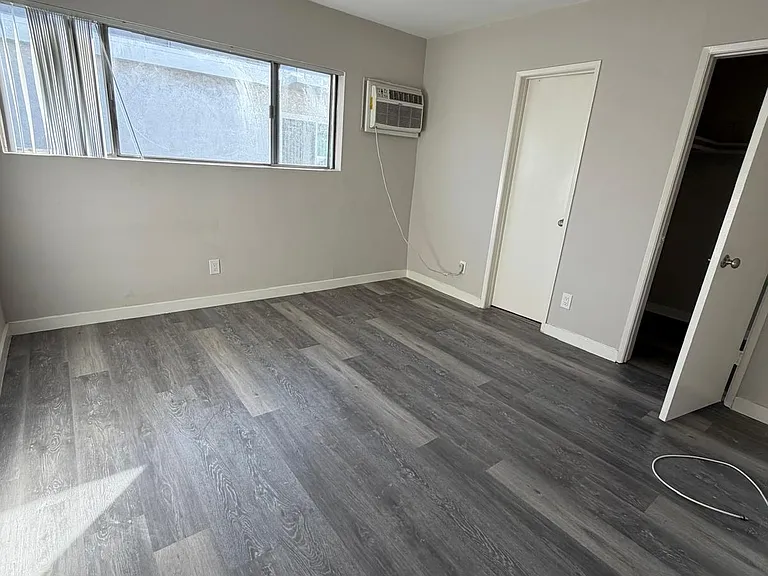 5354 Yarmouth Ave — Photo 10