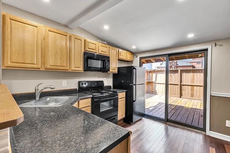 2 bed, 2.0 bath, 1840 sqft, $2,100 — Photo 2