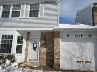 1439 Walnut Cir, Carol Stream, IL 60188