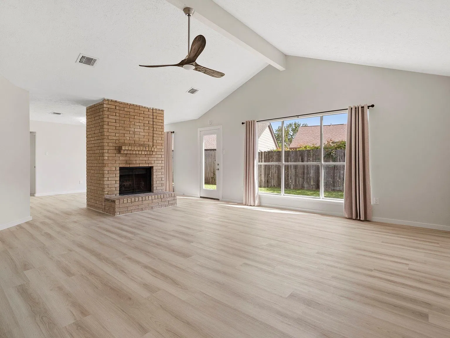 3 bed, 2.0 bath, 1565 sqft, $2,200 — Photo 2