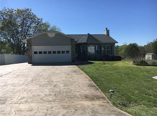 37 Meadowridge Dr, Taylorsville, NC 28681