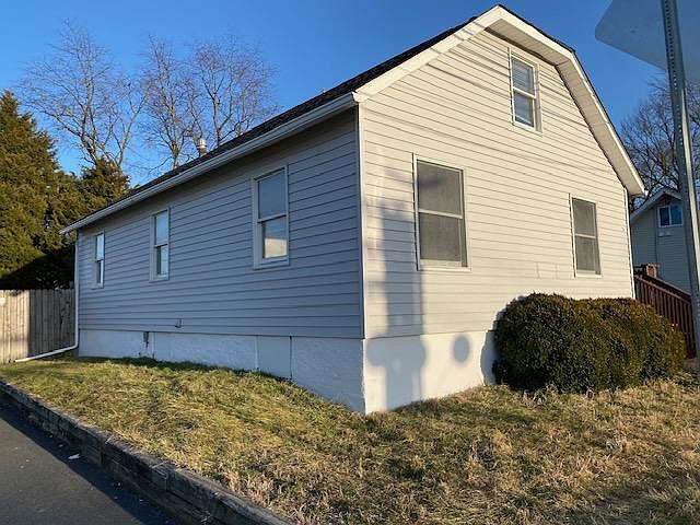 1st image of 105 E Hazeldell Ave