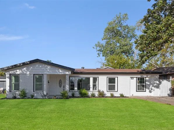 833 Russell Ln, Bedford, TX 76022