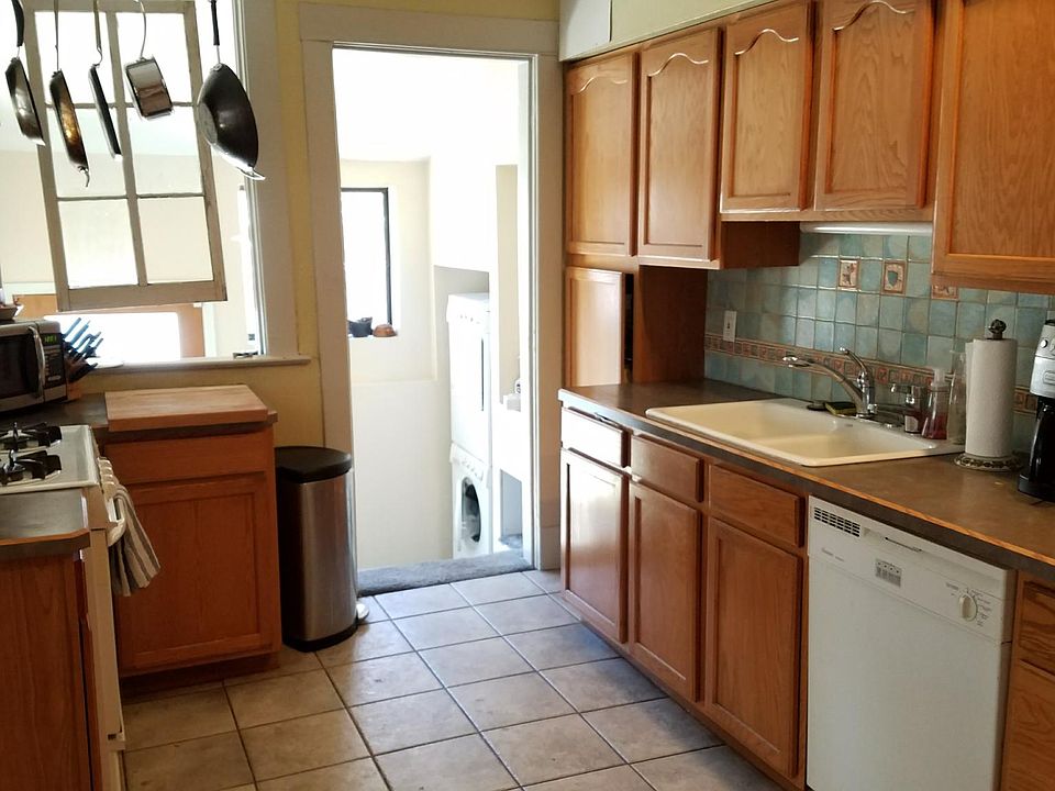Large Kitchen - plenty of cabinet space