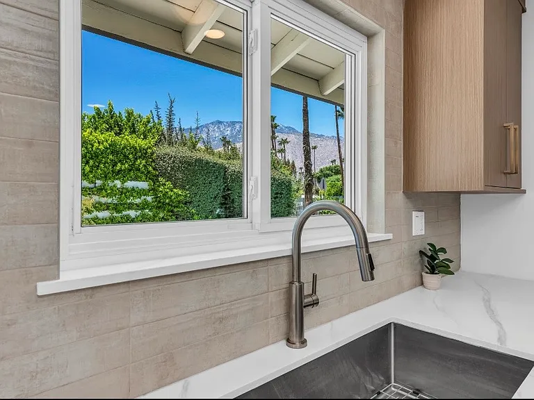 1111 S San Joaquin Dr — Photo 13