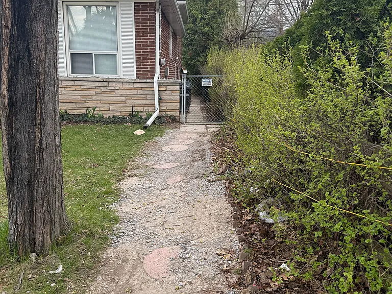 3 Lisburn Cres — Photo 1