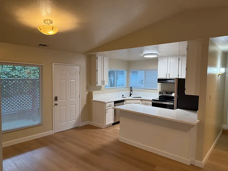 1010 Figueroa St #2 — Photo 2