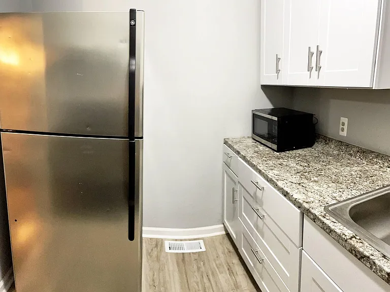 806 W Queen St — Photo 4