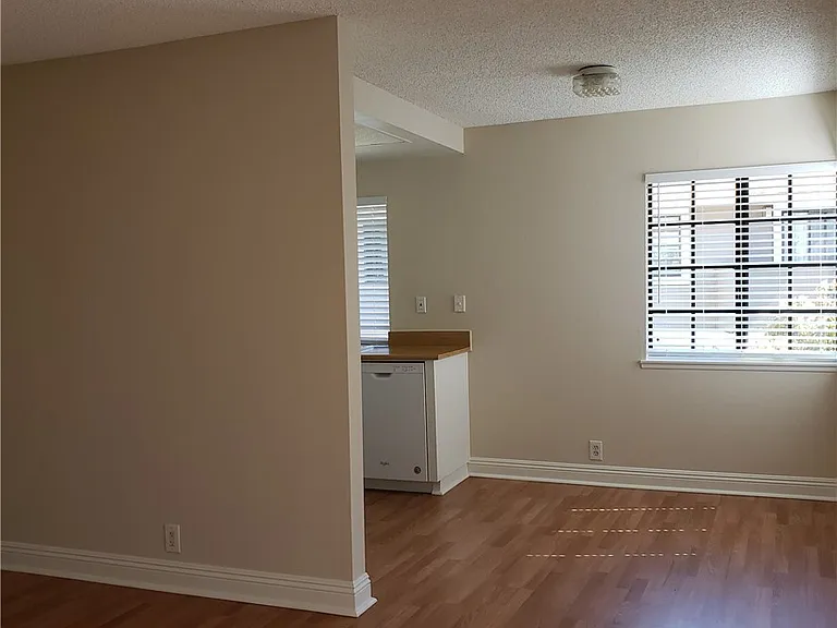 1505 S Raitt St — Photo 6