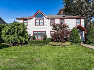 87 Lexington St, Westbury, NY 11590