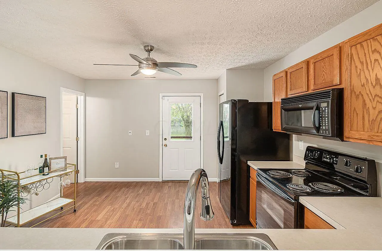 3 bed, 2.5 bath, 1700 sqft, $2,350 — Photo 4