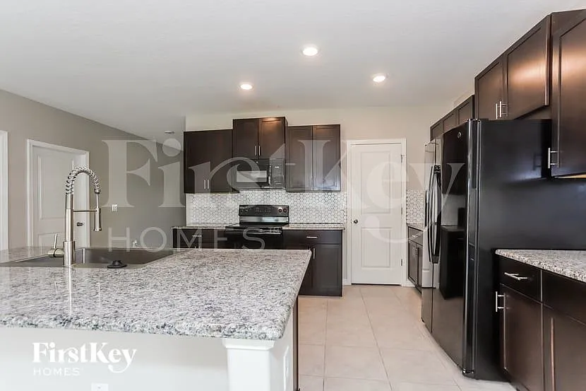 5 bed, 2.5 bath, 2949 sqft, $2,545 — Photo 4