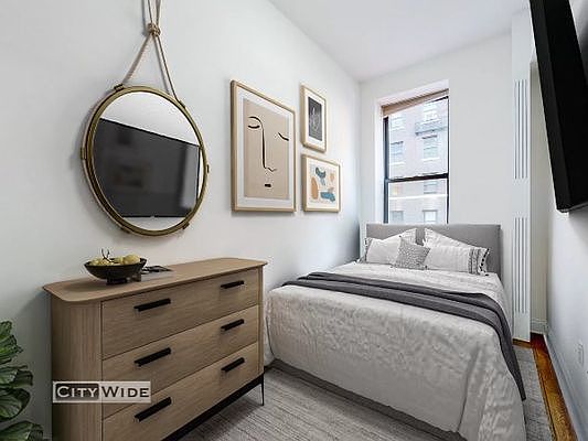 2nd image of 52 W 55th St #3R