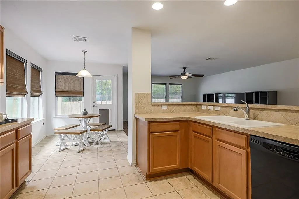3 bed, 2.0 bath, 1804 sqft, $2,095 — Photo 3