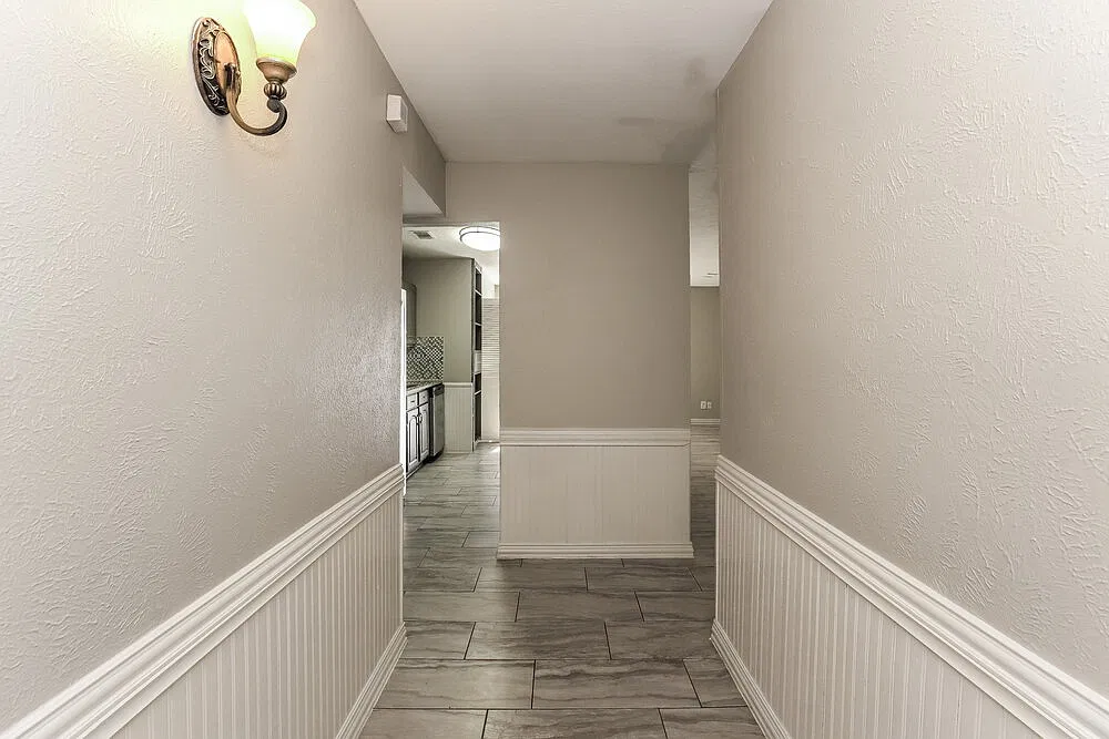 3 bed, 2.0 bath, 1384 sqft, $2,145 — Photo 3