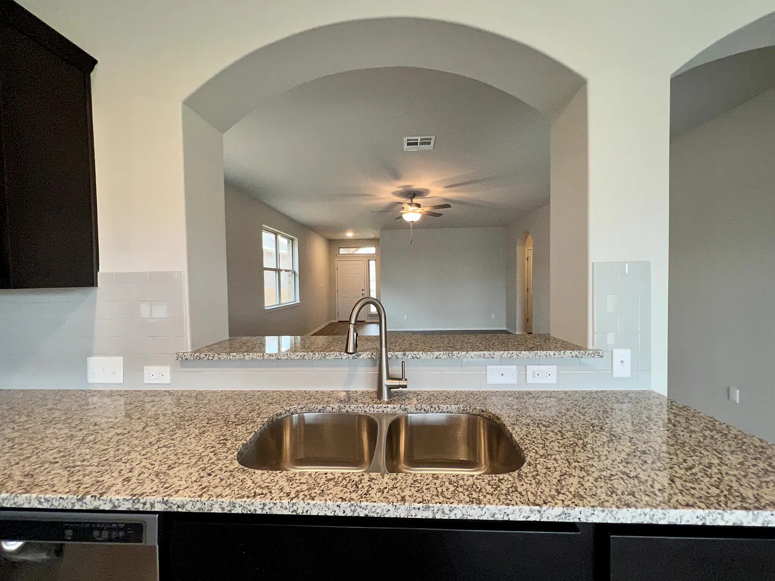 3 bed, 2054 sqft, $2,400 — Photo 4