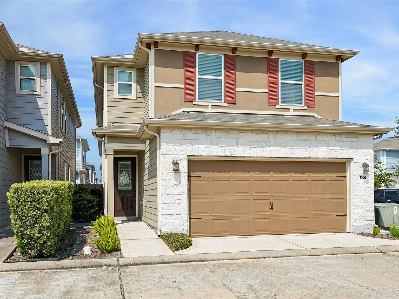 3 bed, 2.5 bath, 2209 sqft, $2,600 — Photo 1