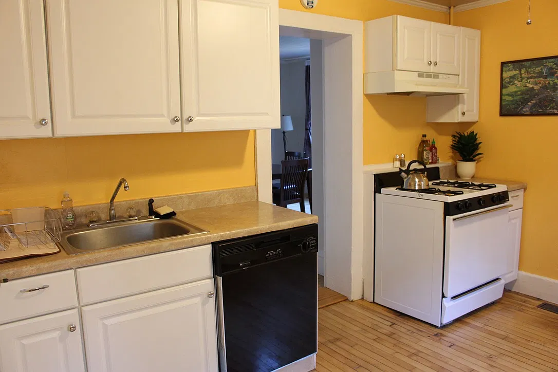1 bed, 900 sqft, $1,350 — Photo 4