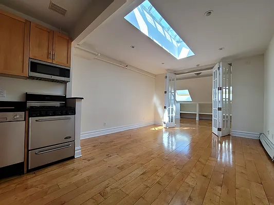 Rented by Julien Aractingi, LREB | media 16