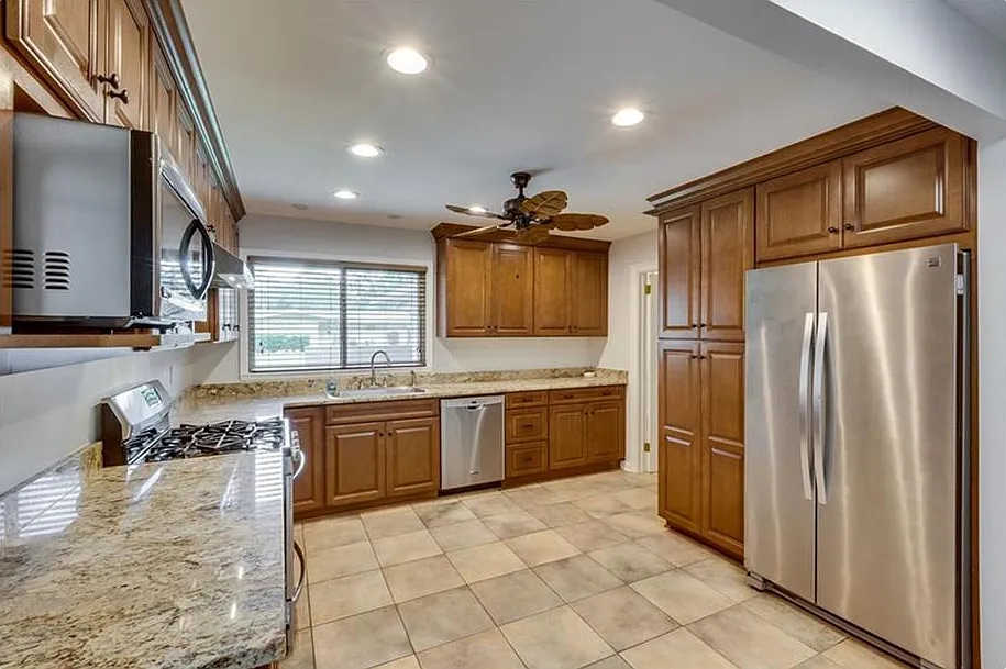 558 Ashlawn Dr — Photo 3