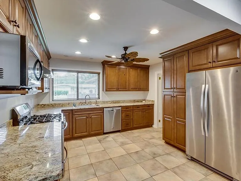 558 Ashlawn Dr — Photo 3