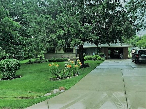Large Driveway with 1 car garage and side for boat parking