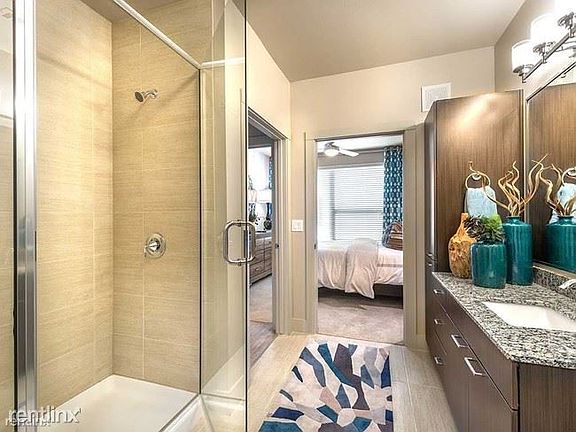 1-br-1-bath-apartment---610-main-st-028-houston-tx-building-