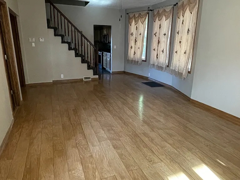 5441 S 22nd St — Photo 3