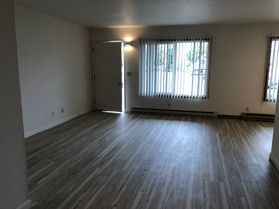 951 SW Church St #8