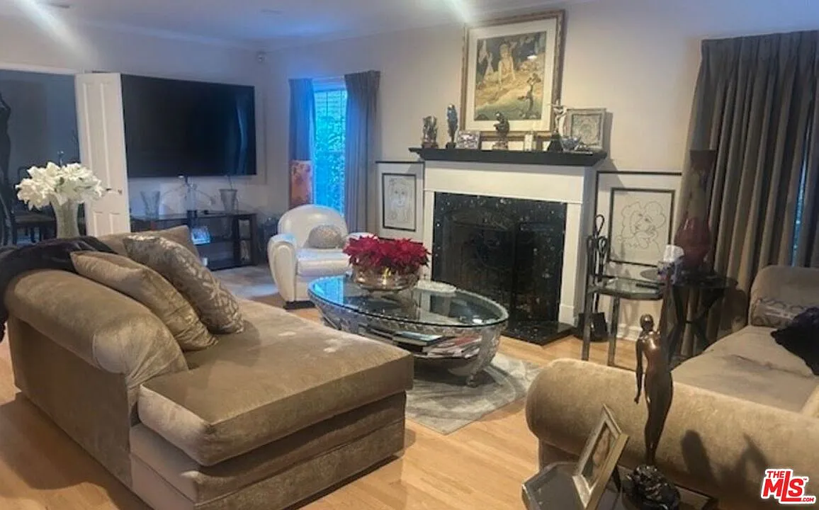 4 bed, 3.0 bath, 2862 sqft, $12,500 — Photo 2