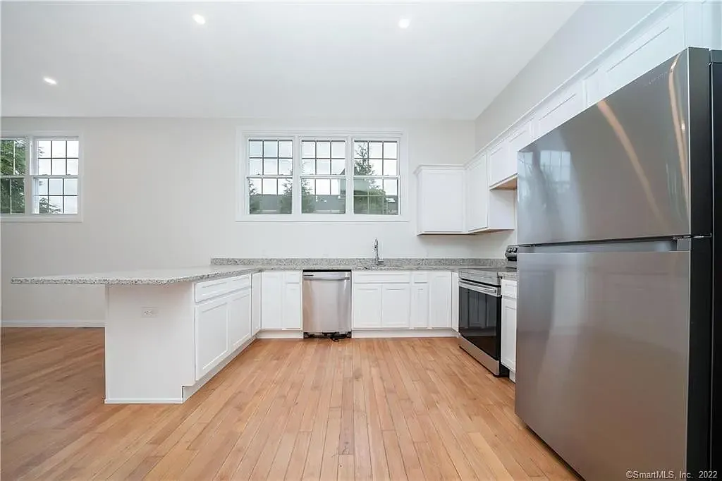 1 bed, 962 sqft, $2,560 — Photo 1