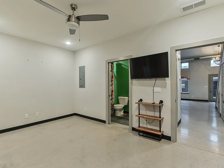 703 Lyndon Ln — Photo 15