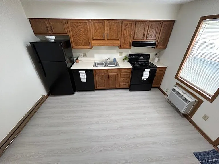 1520 Hawk Cir #F — Photo 2
