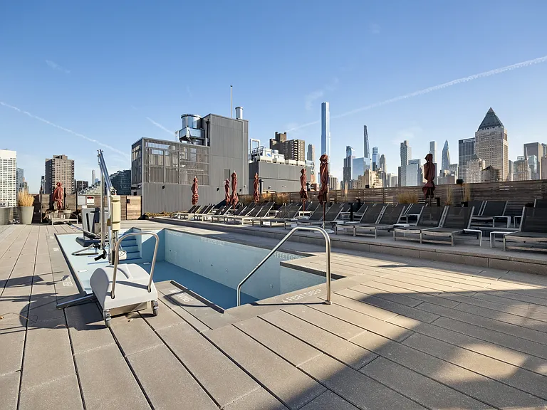 547 W 47th St #718 — Photo 10