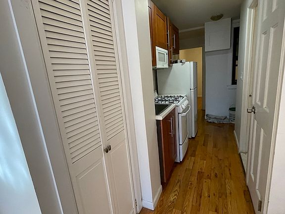 4th image of 425 W 45th St #4