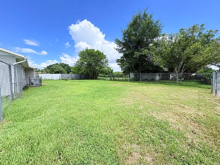 4428 Carousel Rd — Photo 24