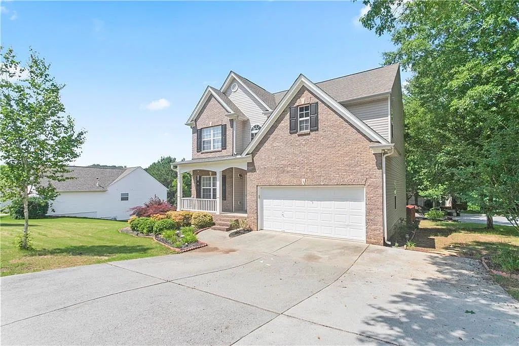 5 bed, 3.5 bath, 2424 sqft, $2,995 — Photo 2