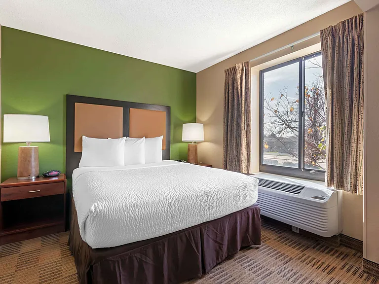 Deluxe Studio - 1 Queen Bed
